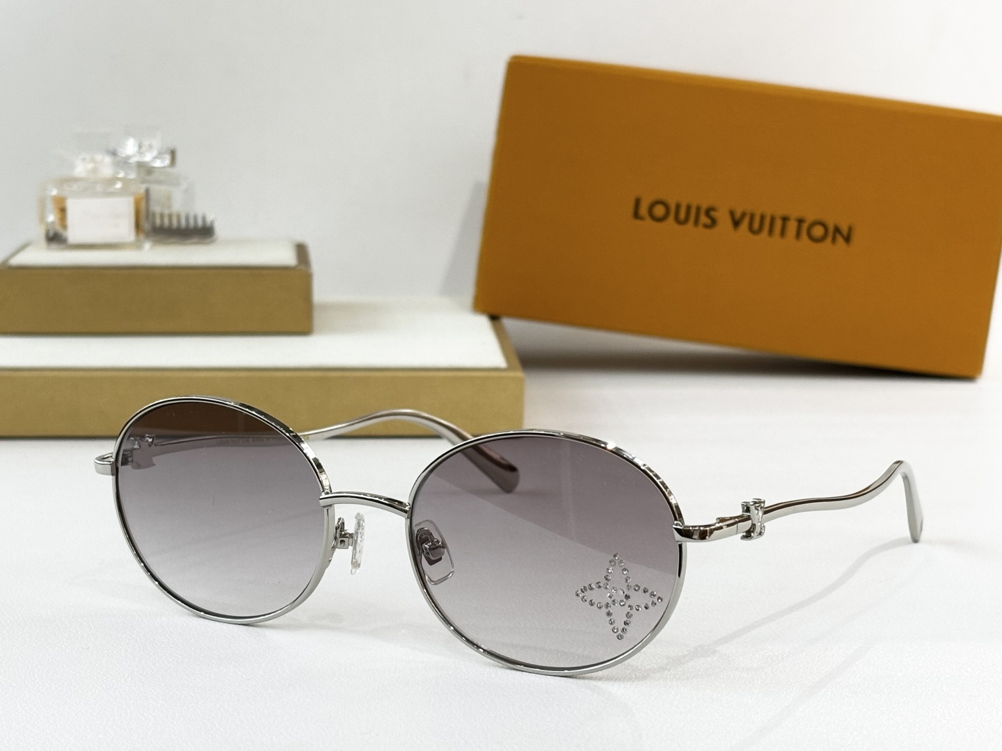 LOUIS VUITTO*MODEL：Z1666SIZE：55口19-145