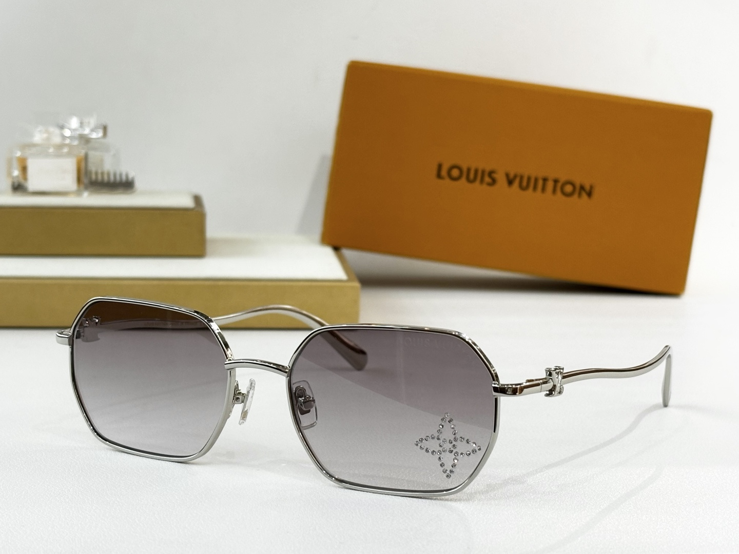 LOUIS VUITTO*MODEL：Z1667LUSIZE：55口19-145