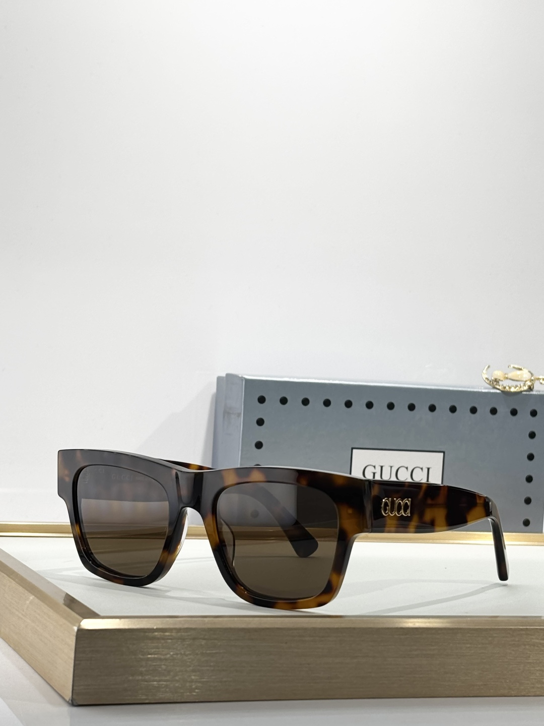 。 𝐆𝐔𝐂𝐂𝐈 拽感拿捏MOD：GG1793SGG眼镜系列将简约廓形与标志性图案巧妙融合 这款方形太阳镜