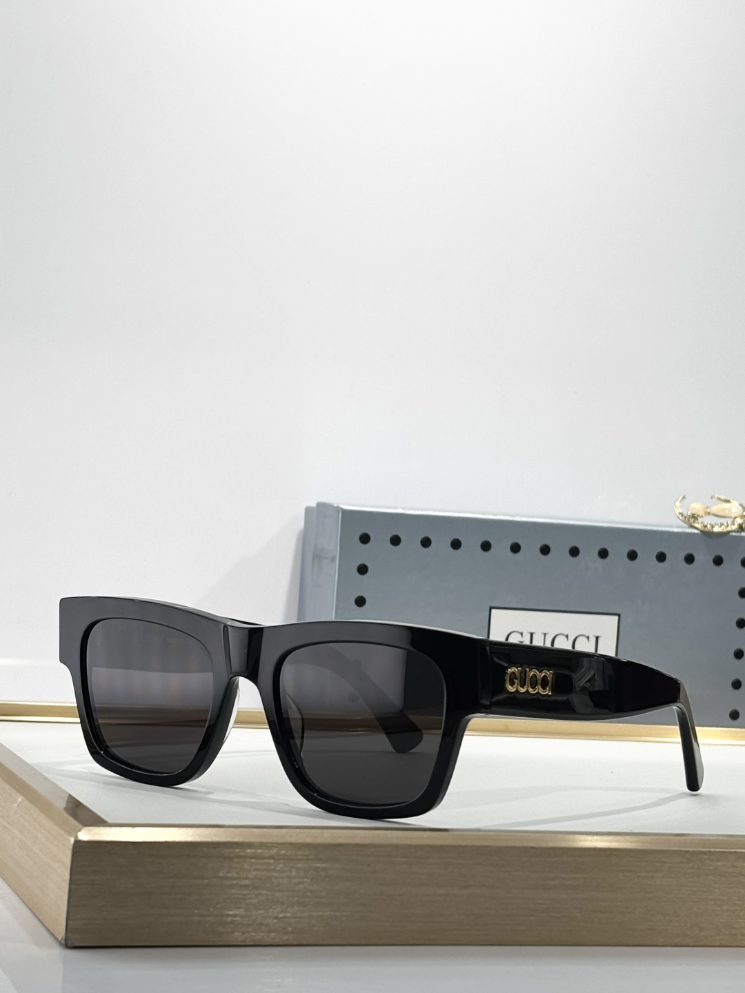 。 𝐆𝐔𝐂𝐂𝐈 拽感拿捏MOD：GG1793SGG眼镜系列将简约廓形与标志性图案巧妙融合 这款方形太阳镜