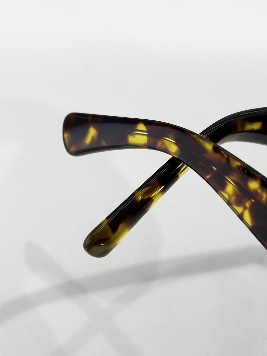 。 𝐆𝐔𝐂𝐂𝐈 拽感拿捏MOD：GG1793SGG眼镜系列将简约廓形与标志性图案巧妙融合 这款方形太阳镜