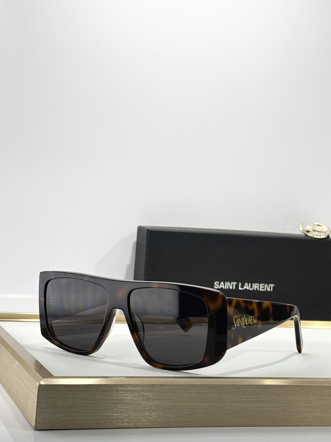 𝐒𝐀𝐈𝐍𝐓 SAINT LAURENTMOD：SL832超大板材镜腿，完美修饰太阳穴亚版设计 微异形大框