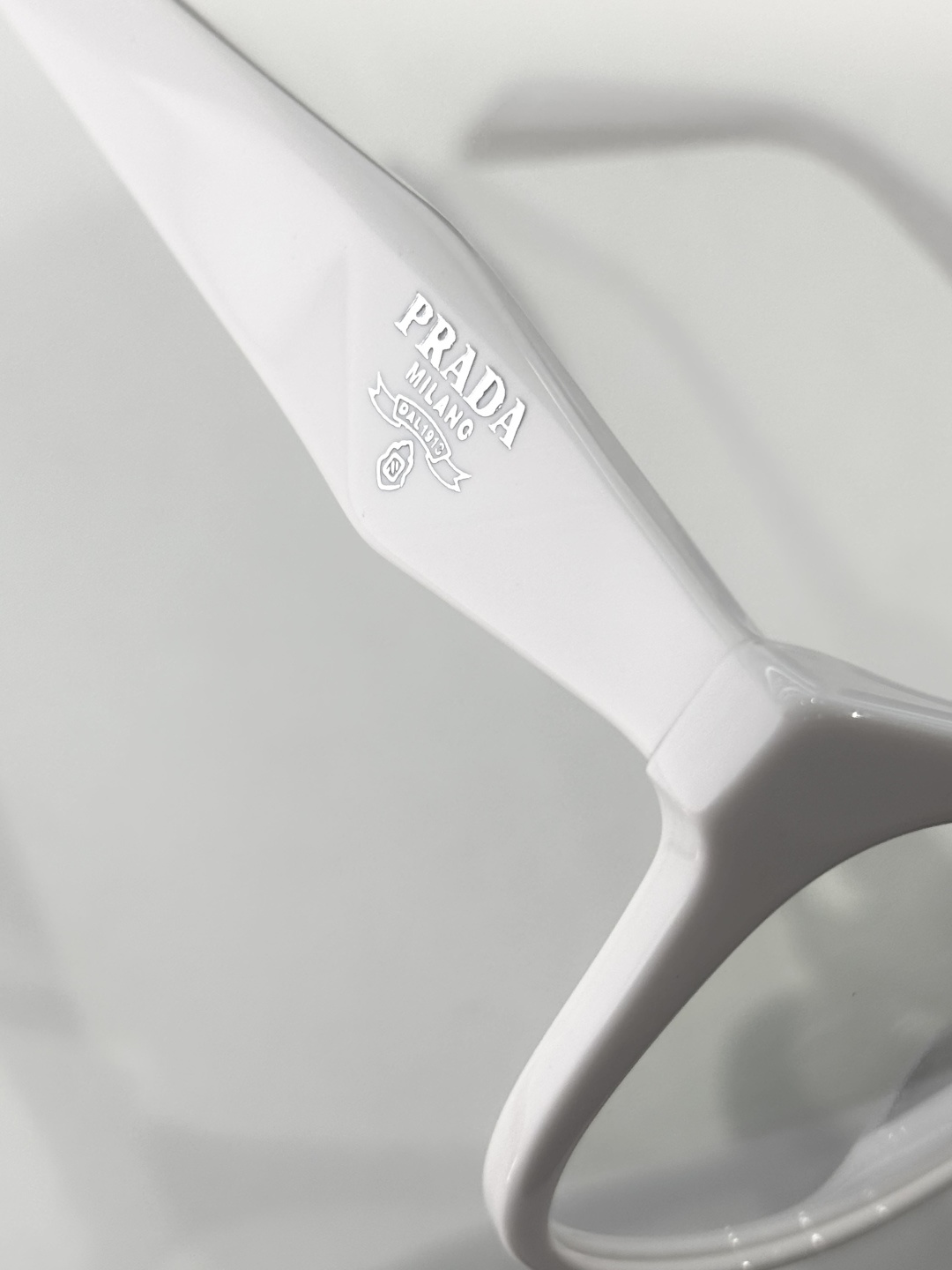 PRADAMOD：PR C11VSize：54口18 145