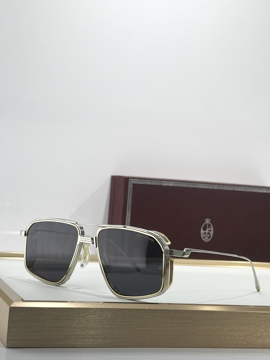 JACQUES MARIE MAGE十周年系列 官网全线售罄标志性的70年代灵感钵合金飞行员，最初于20