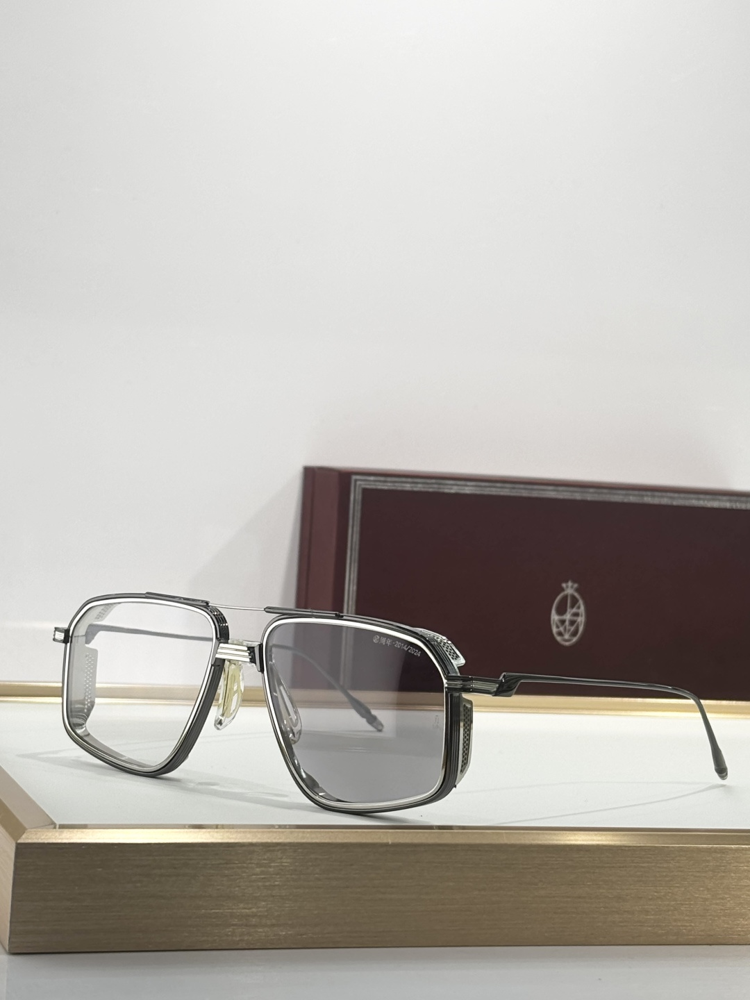 JACQUES MARIE MAGE十周年系列 官网全线售罄标志性的70年代灵感钵合金飞行员，最初于20