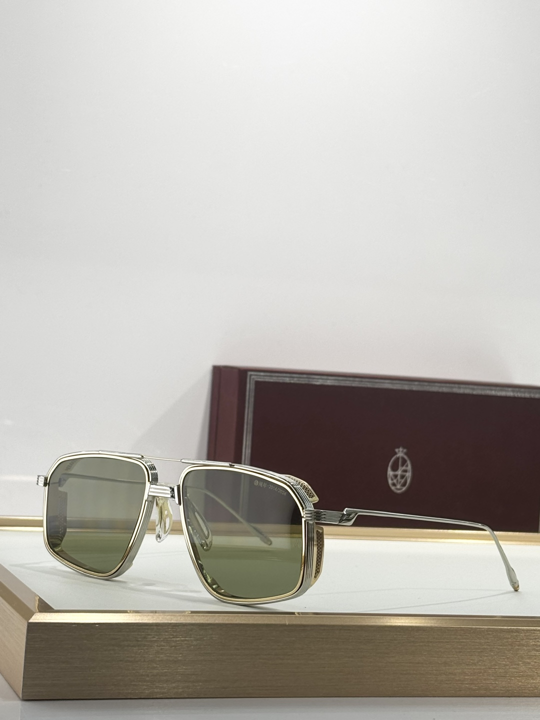 JACQUES MARIE MAGE十周年系列 官网全线售罄标志性的70年代灵感钵合金飞行员，最初于20