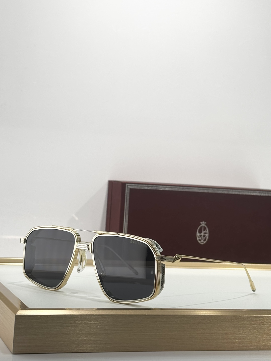 JACQUES MARIE MAGE十周年系列 官网全线售罄标志性的70年代灵感钵合金飞行员，最初于20