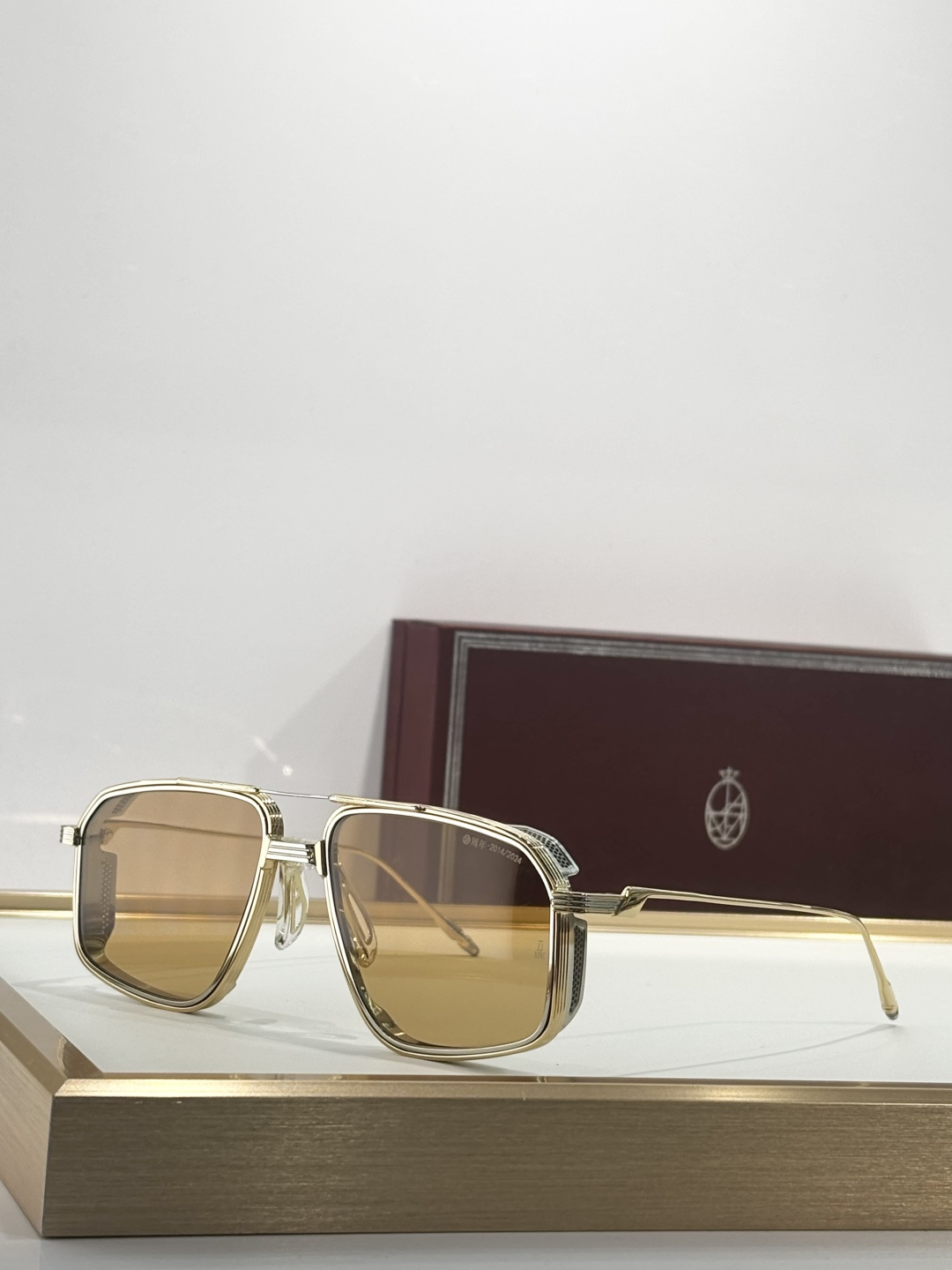 JACQUES MARIE MAGE十周年系列 官网全线售罄标志性的70年代灵感钵合金飞行员，最初于20