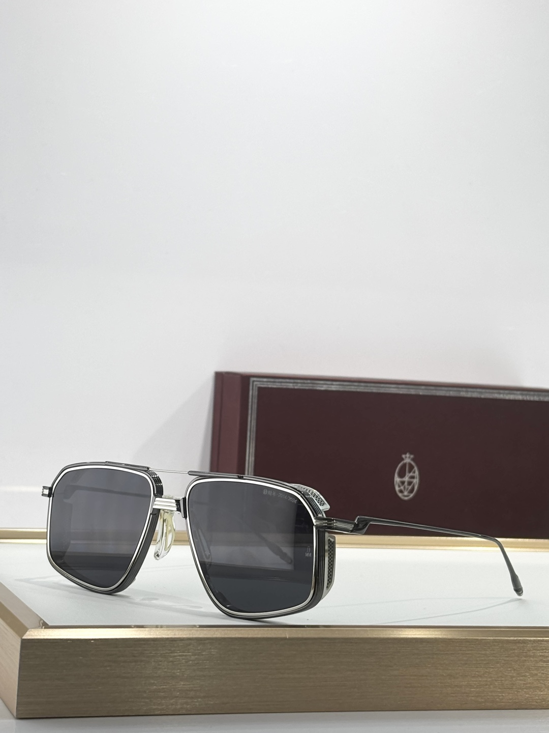 JACQUES MARIE MAGE十周年系列 官网全线售罄标志性的70年代灵感钵合金飞行员，最初于20