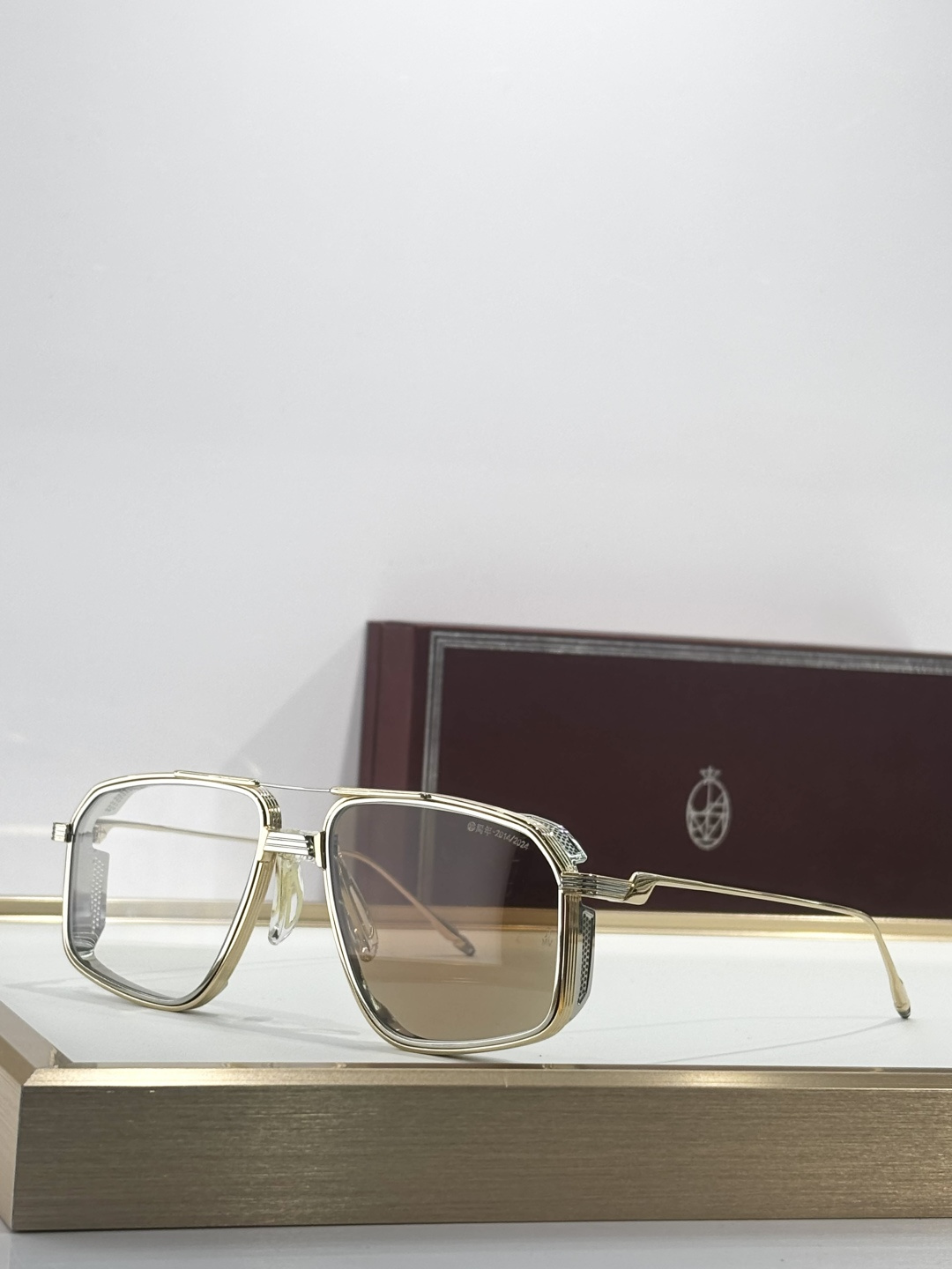 JACQUES MARIE MAGE十周年系列 官网全线售罄标志性的70年代灵感钵合金飞行员，最初于20