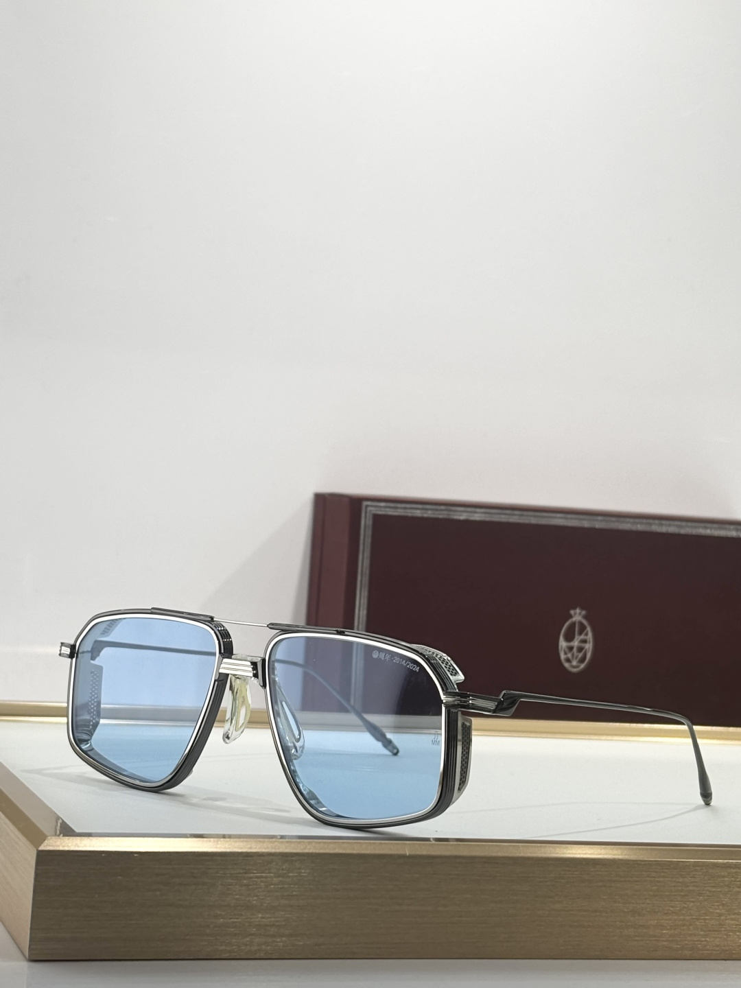 JACQUES MARIE MAGE十周年系列 官网全线售罄标志性的70年代灵感钵合金飞行员，最初于20