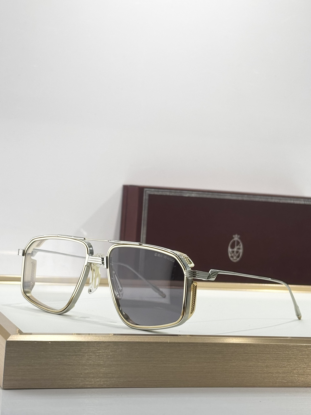 JACQUES MARIE MAGE十周年系列 官网全线售罄标志性的70年代灵感钵合金飞行员，最初于20