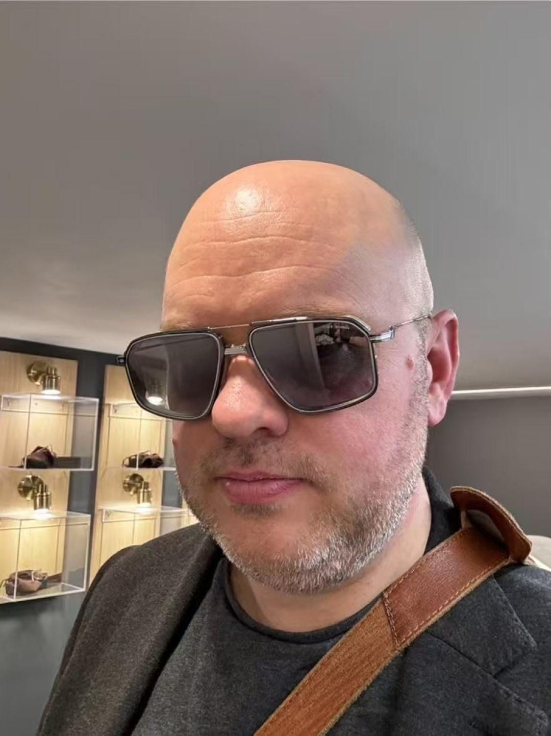 JACQUES MARIE MAGE十周年系列 官网全线售罄标志性的70年代灵感钵合金飞行员，最初于20