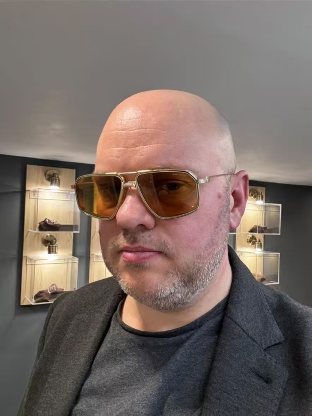 JACQUES MARIE MAGE十周年系列 官网全线售罄标志性的70年代灵感钵合金飞行员，最初于20