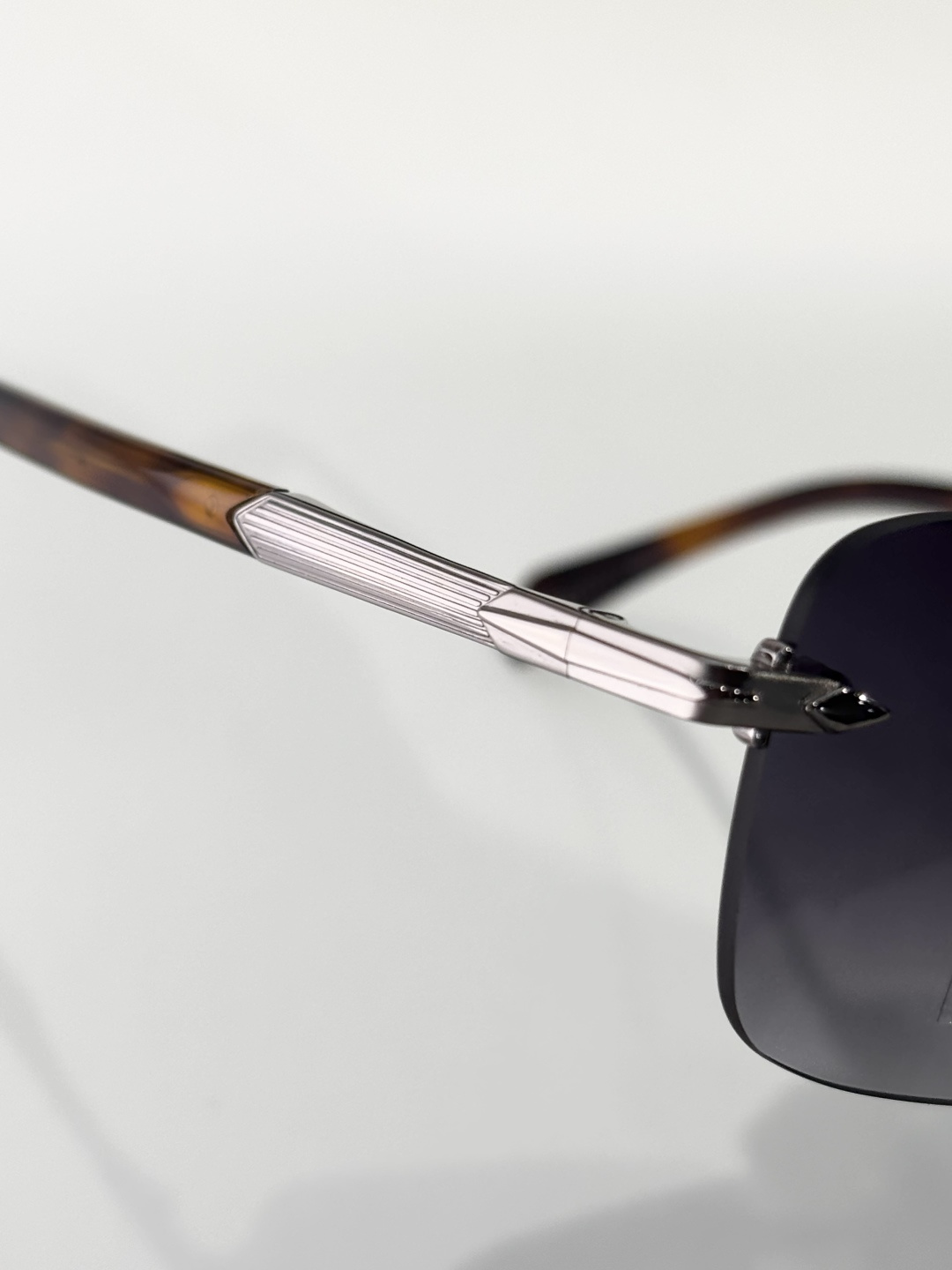 Photo chromic光致变色 DAVID BECKHAMMOD：DB 1195/SSize：57口