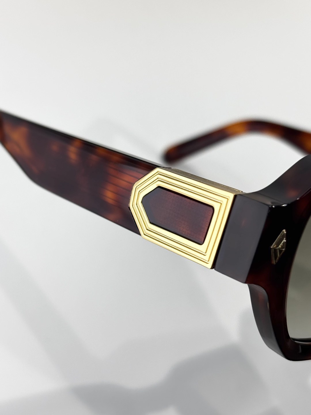 JOHN Dalia 限量发售隆重推出由著名设计师John Dalia设计的“Project ”太阳镜。