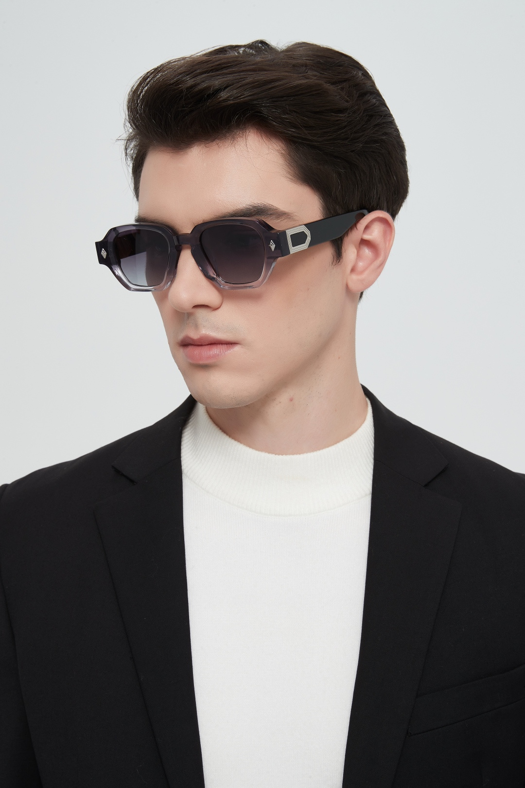 JOHN Dalia 限量发售隆重推出由著名设计师John Dalia设计的“Project ”太阳镜。