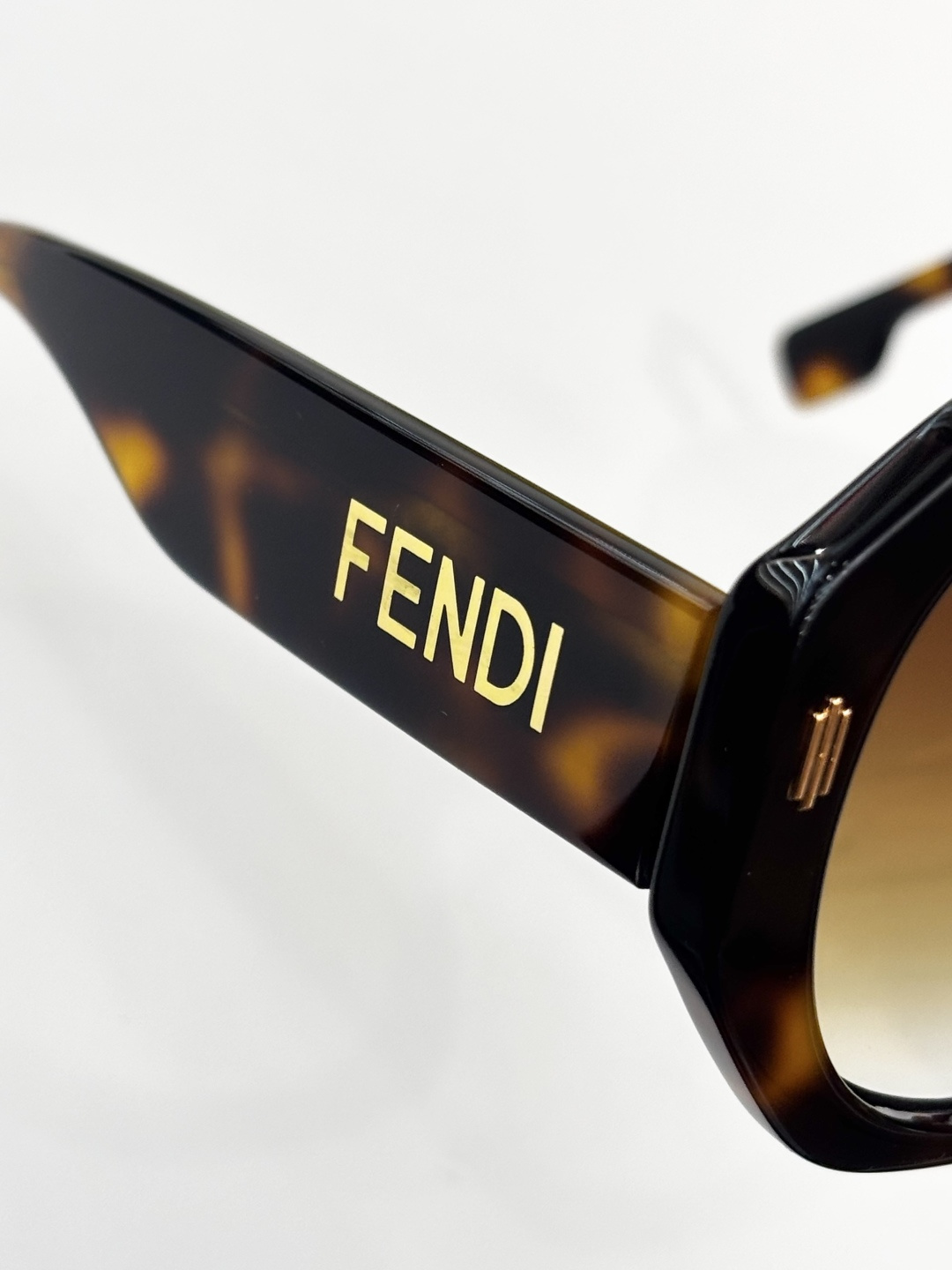 FENDIMODEL: FE40045ISIZE:52口23-145