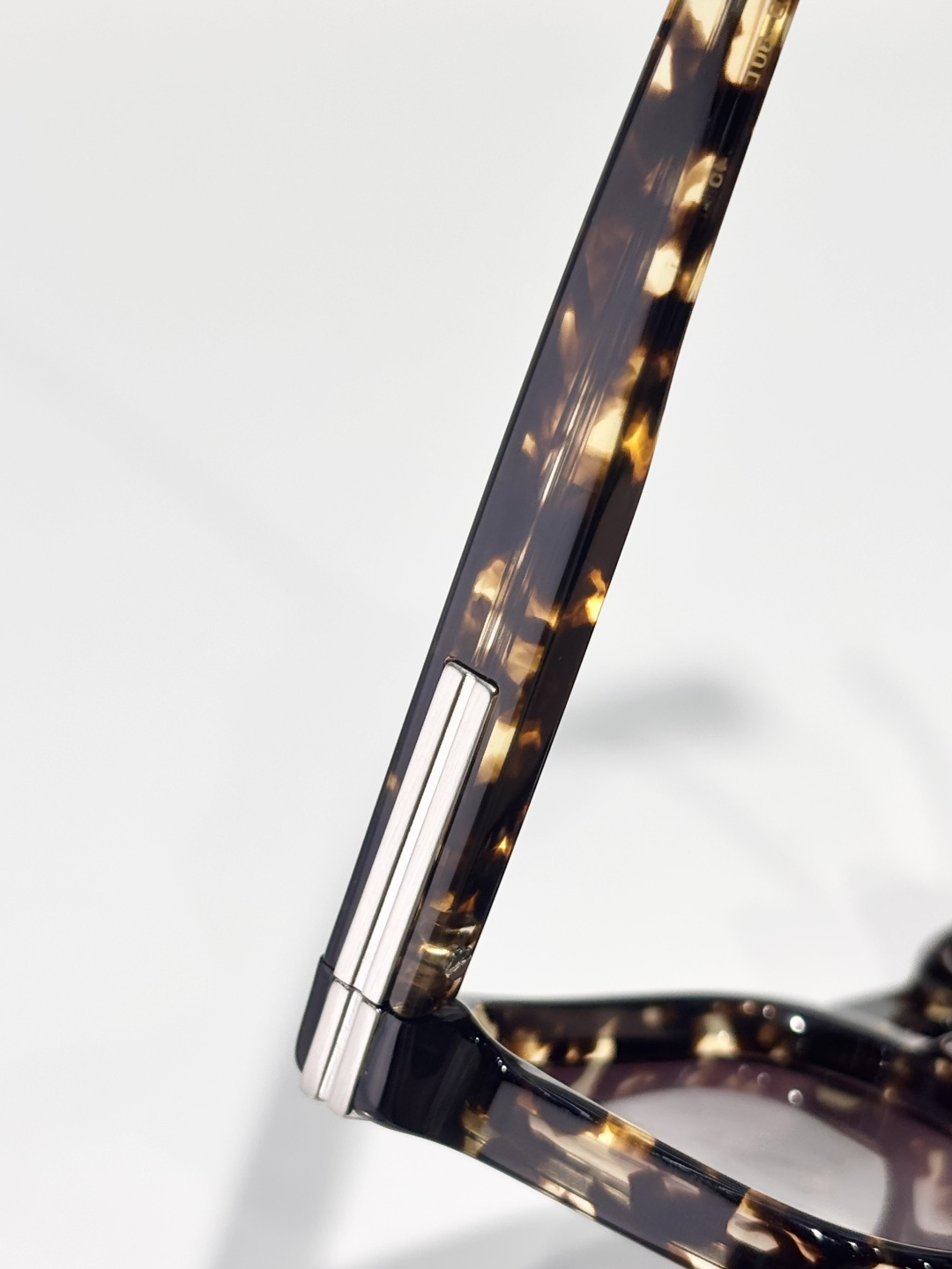 Ermenegildo ZegnaMod：EZ0230Size：50-22-145演绎全新先锋时尚优雅线