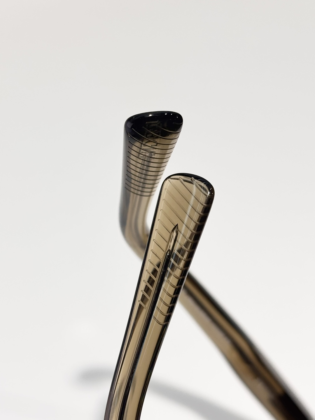 Ermenegildo ZegnaMod：EZ0230Size：50-22-145演绎全新先锋时尚优雅线