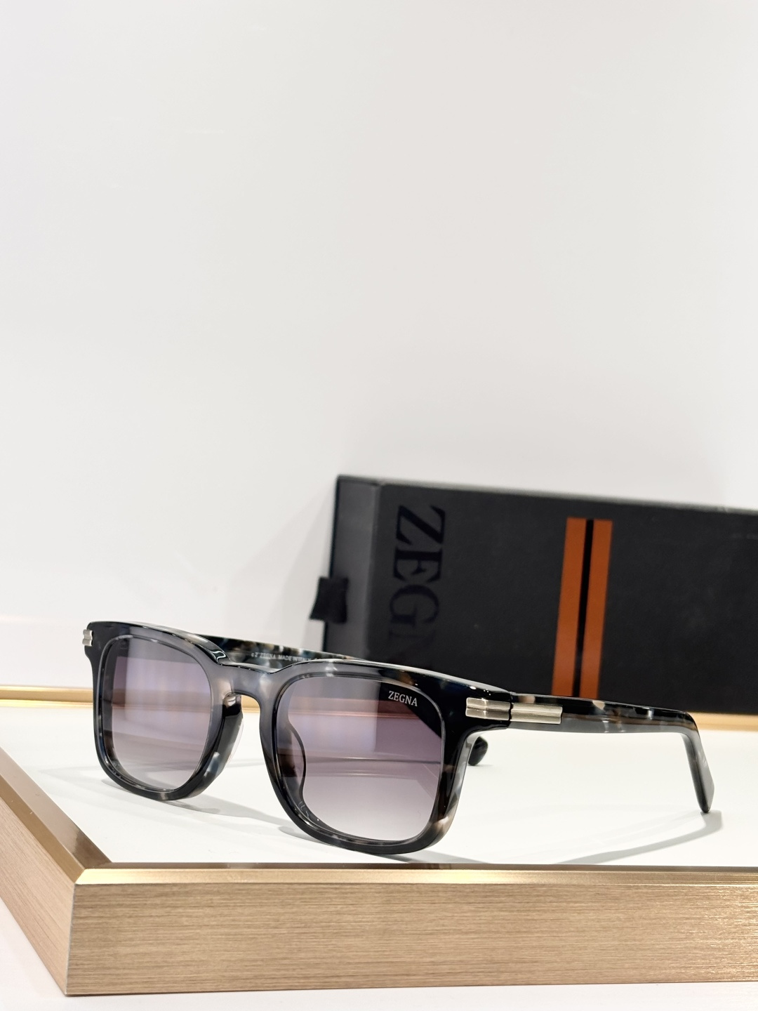 Ermenegildo ZegnaMod：EZ0230Size：50-22-145演绎全新先锋时尚优雅线