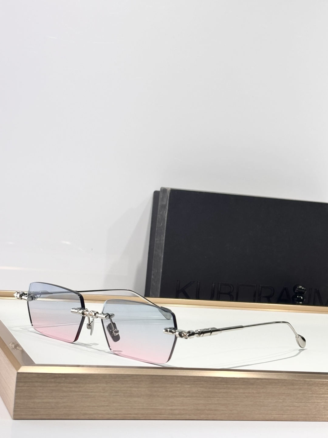 Kuboraum H61光学太阳镜架是您眼镜收藏中不可或缺的时尚单品。其矩形/方形镜框和银色外观，让您可