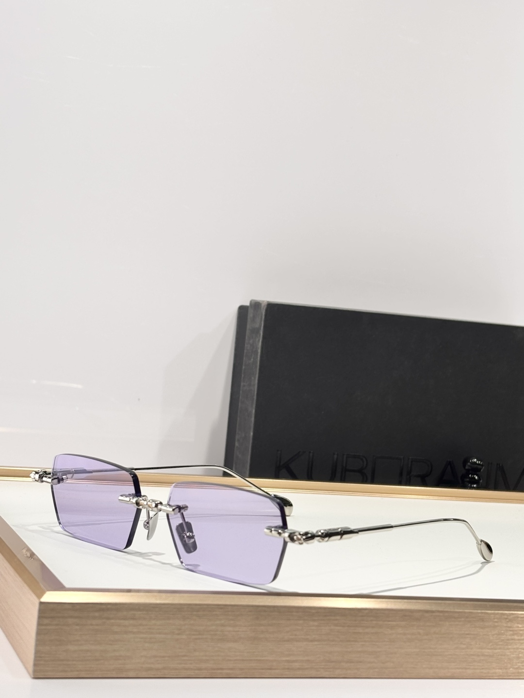 Kuboraum H61光学太阳镜架是您眼镜收藏中不可或缺的时尚单品。其矩形/方形镜框和银色外观，让您可