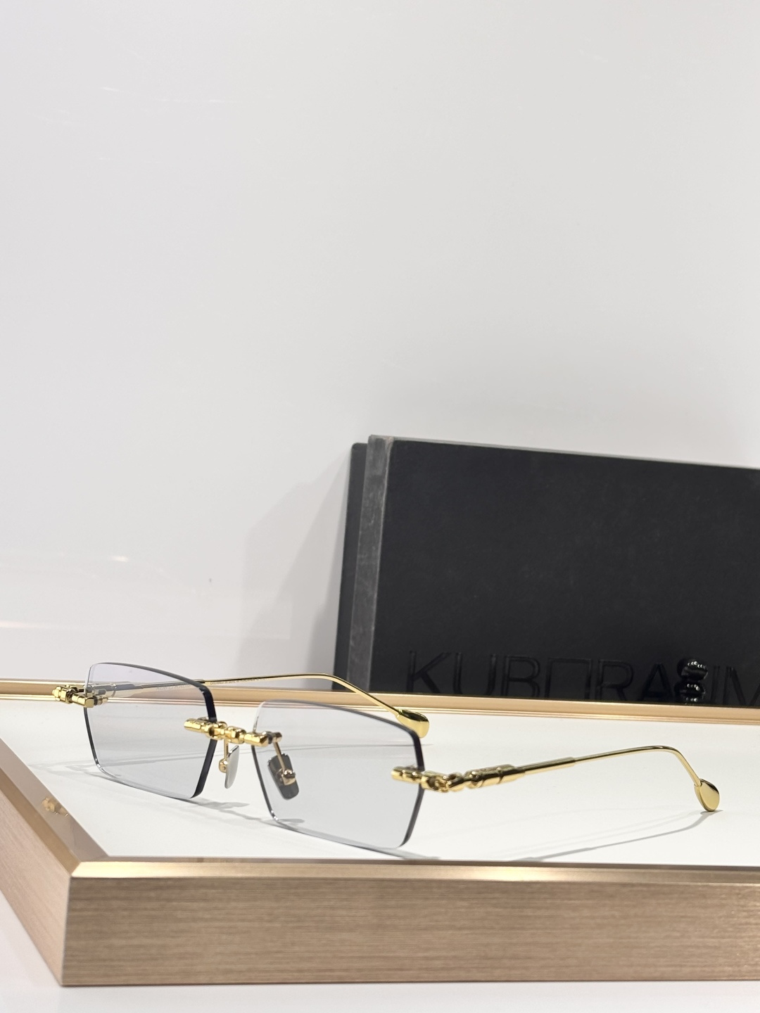 Kuboraum H61光学太阳镜架是您眼镜收藏中不可或缺的时尚单品。其矩形/方形镜框和银色外观，让您可