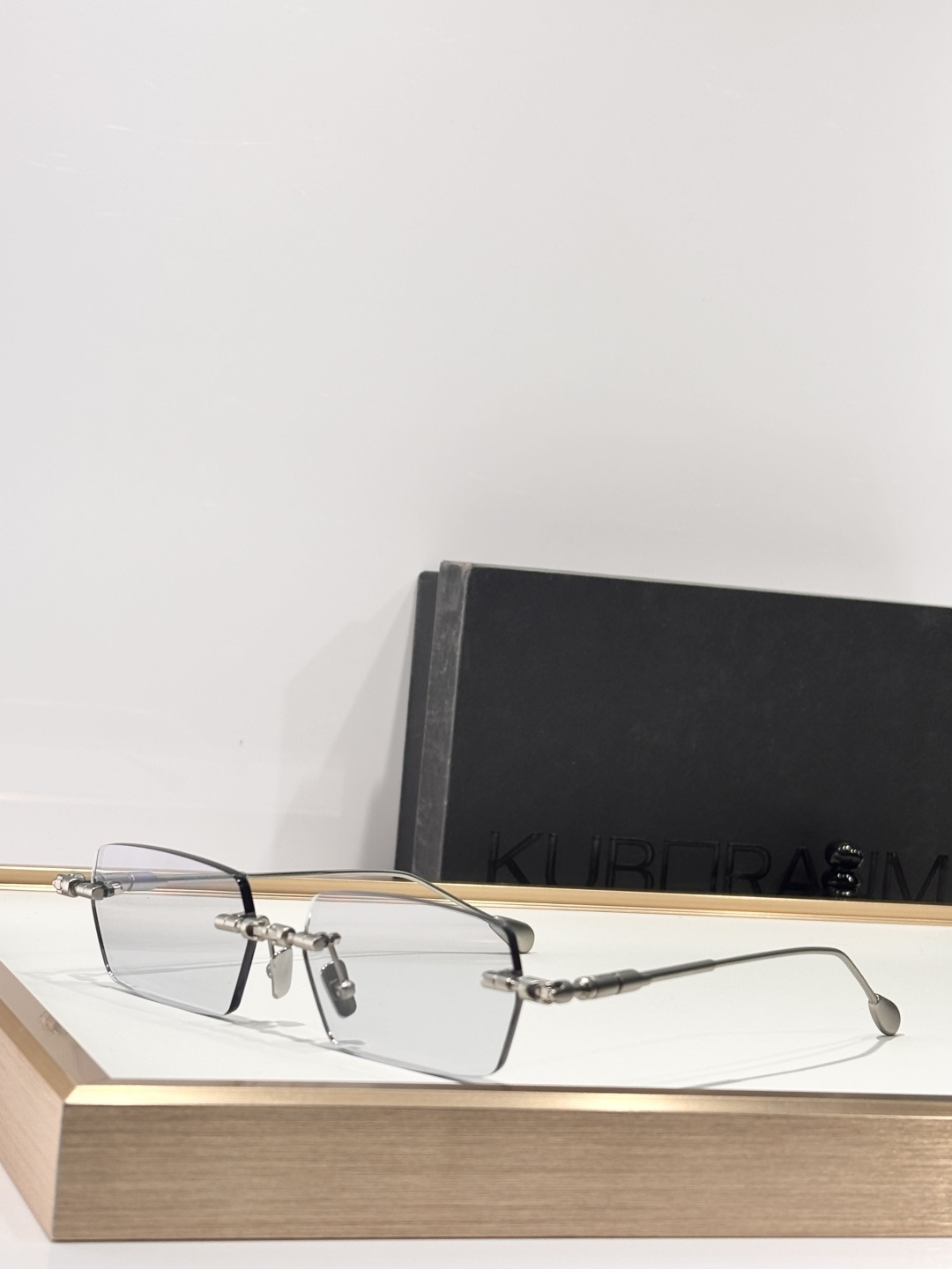 Kuboraum H61光学太阳镜架是您眼镜收藏中不可或缺的时尚单品。其矩形/方形镜框和银色外观，让您可