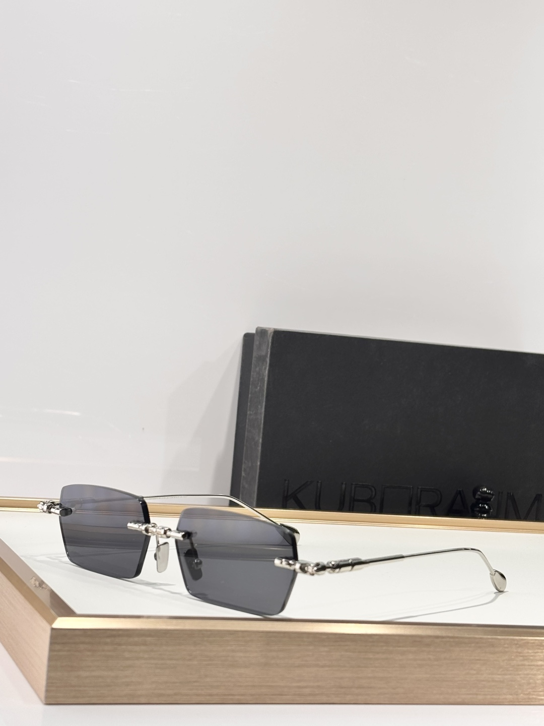 Kuboraum H61光学太阳镜架是您眼镜收藏中不可或缺的时尚单品。其矩形/方形镜框和银色外观，让您可