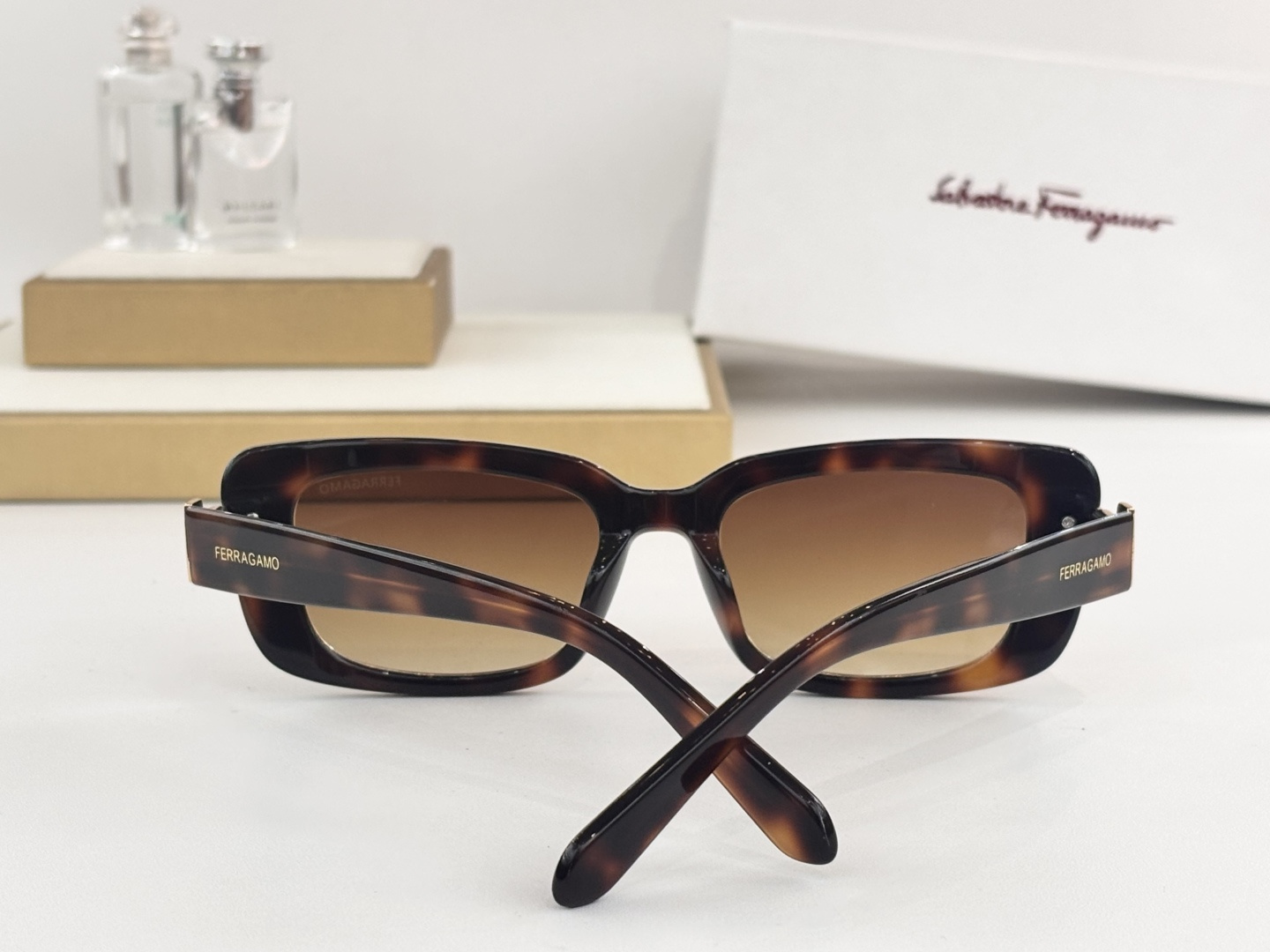 FERRAGAMOMOD：SF1105SSize：52口19 145