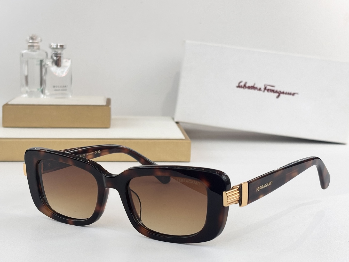 FERRAGAMOMOD：SF1105SSize：52口19 145