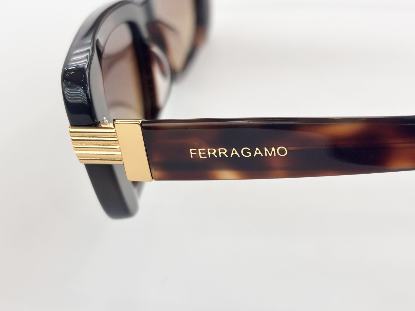FERRAGAMOMOD：SF1105SSize：52口19 145