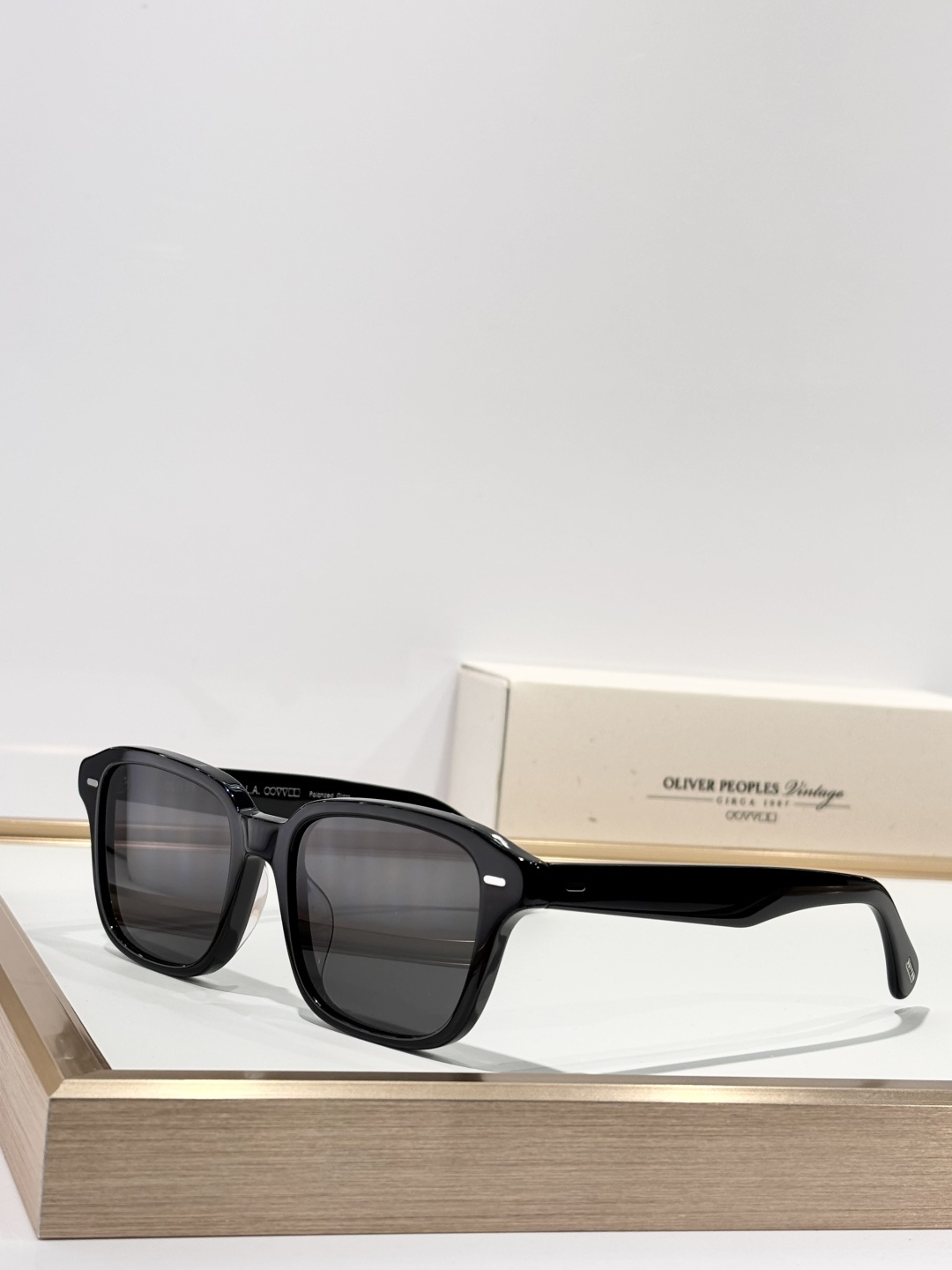 Original  
原装品质
Top quality 
OLIVER PEOPLES
MODEL：OV5562SU
SIZE：51口18-145🎉
P205
