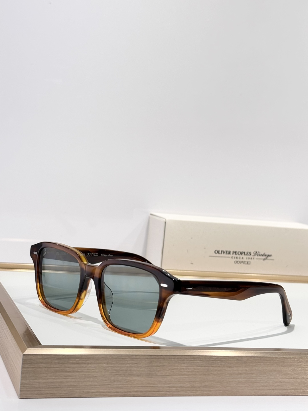 Original  
原装品质
Top quality 
OLIVER PEOPLES
MODEL：OV5562SU
SIZE：51口18-145🎉
P205
