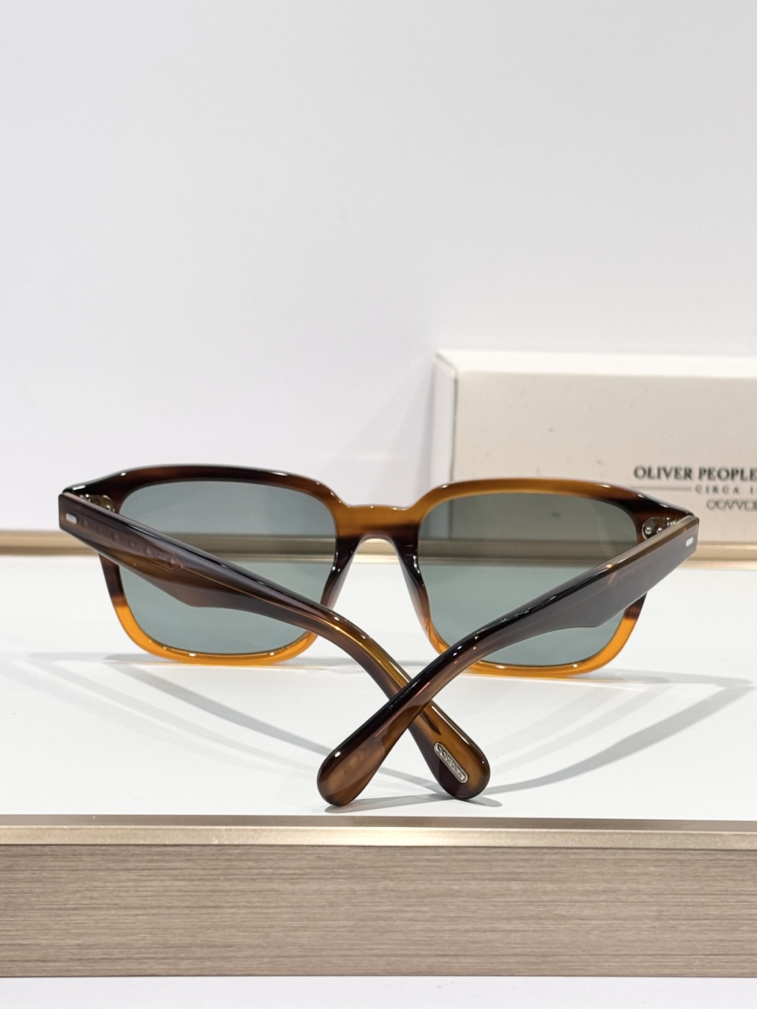 Original  
原装品质
Top quality 
OLIVER PEOPLES
MODEL：OV5562SU
SIZE：51口18-145🎉
P205
