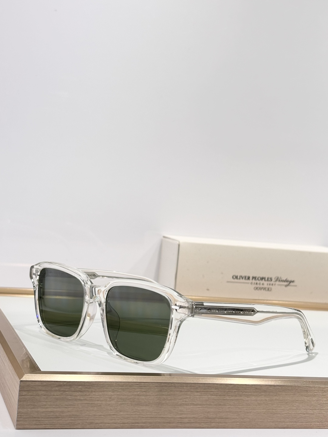 Original  
原装品质
Top quality 
OLIVER PEOPLES
MODEL：OV5562SU
SIZE：51口18-145🎉
P205
