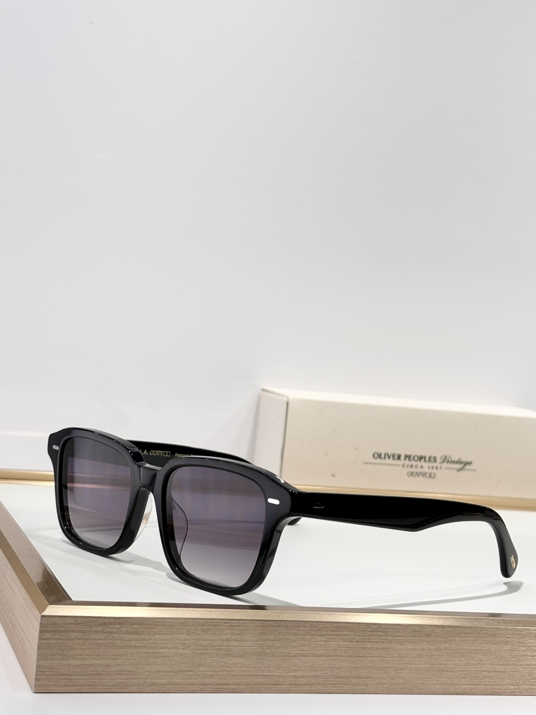 Original  
原装品质
Top quality 
OLIVER PEOPLES
MODEL：OV5562SU
SIZE：51口18-145🎉
P205
