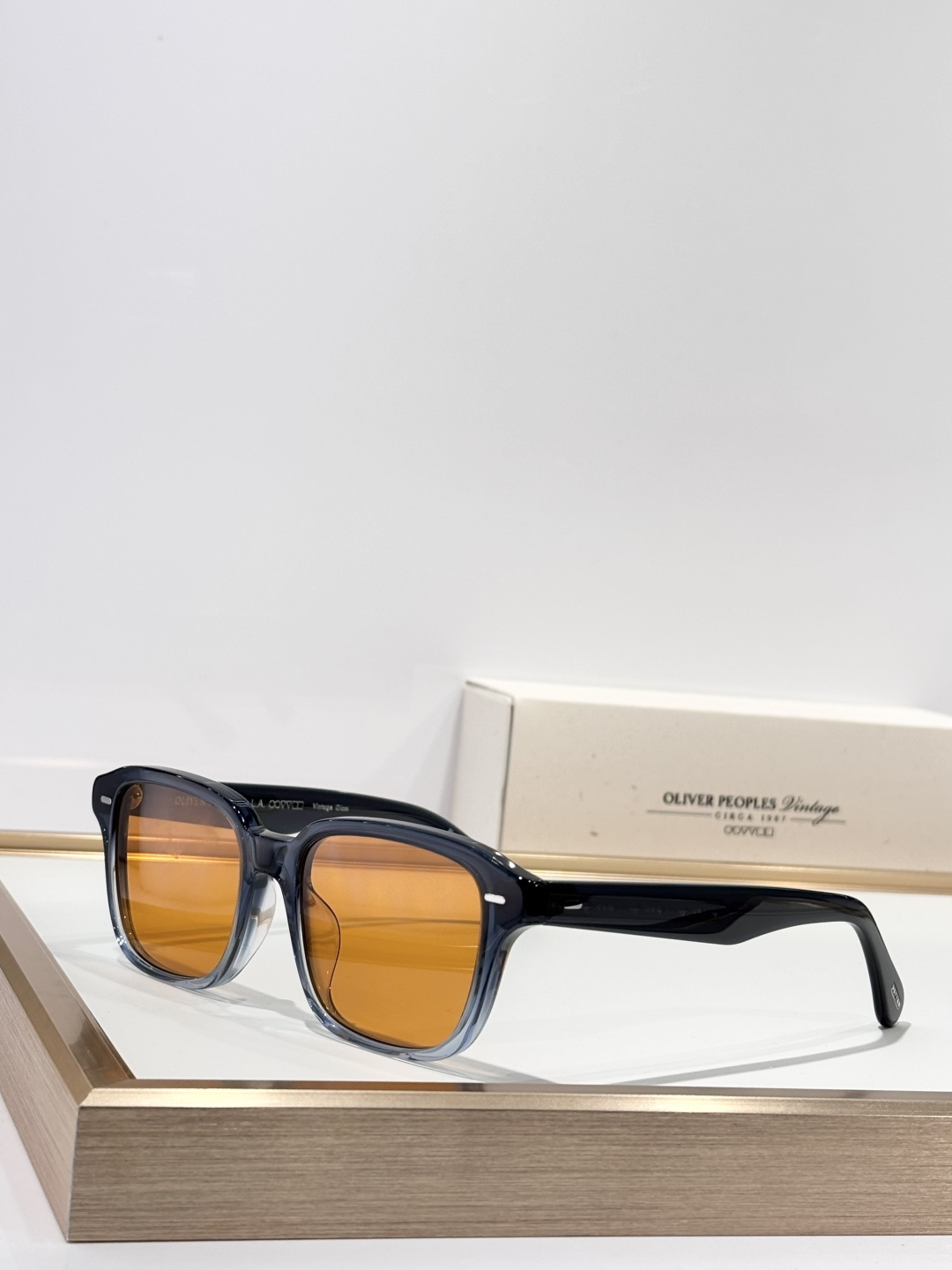 Original  
原装品质
Top quality 
OLIVER PEOPLES
MODEL：OV5562SU
SIZE：51口18-145🎉
P205
