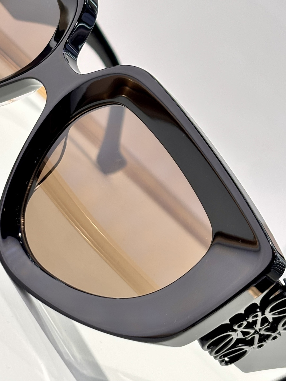 LOEW*现代而迷人的太阳镜配有闪亮大金属LOGO不规则的猫眼形状适合每种脸型凸显其特征TOQUALIT