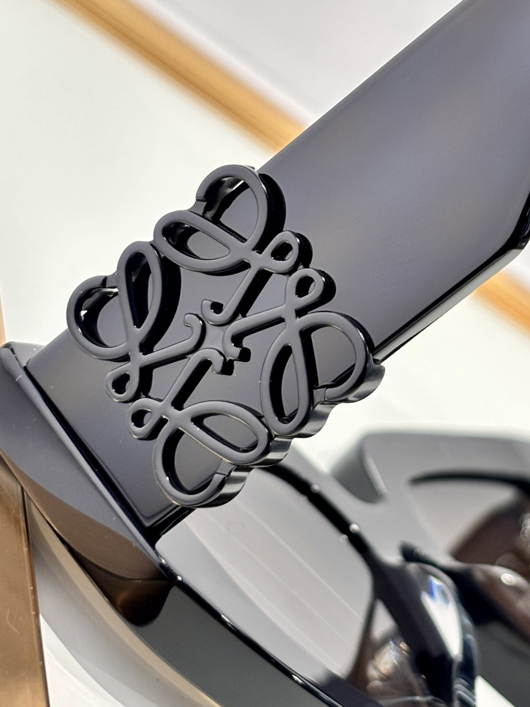 LOEW*现代而迷人的太阳镜配有闪亮大金属LOGO不规则的猫眼形状适合每种脸型凸显其特征TOQUALIT