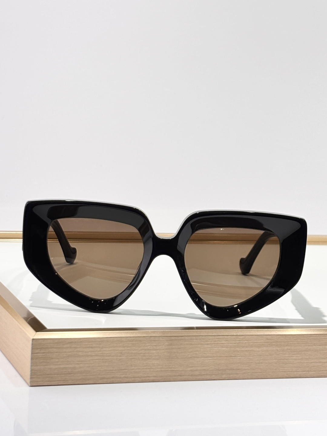 LOEW*现代而迷人的太阳镜配有闪亮大金属LOGO不规则的猫眼形状适合每种脸型凸显其特征TOQUALIT