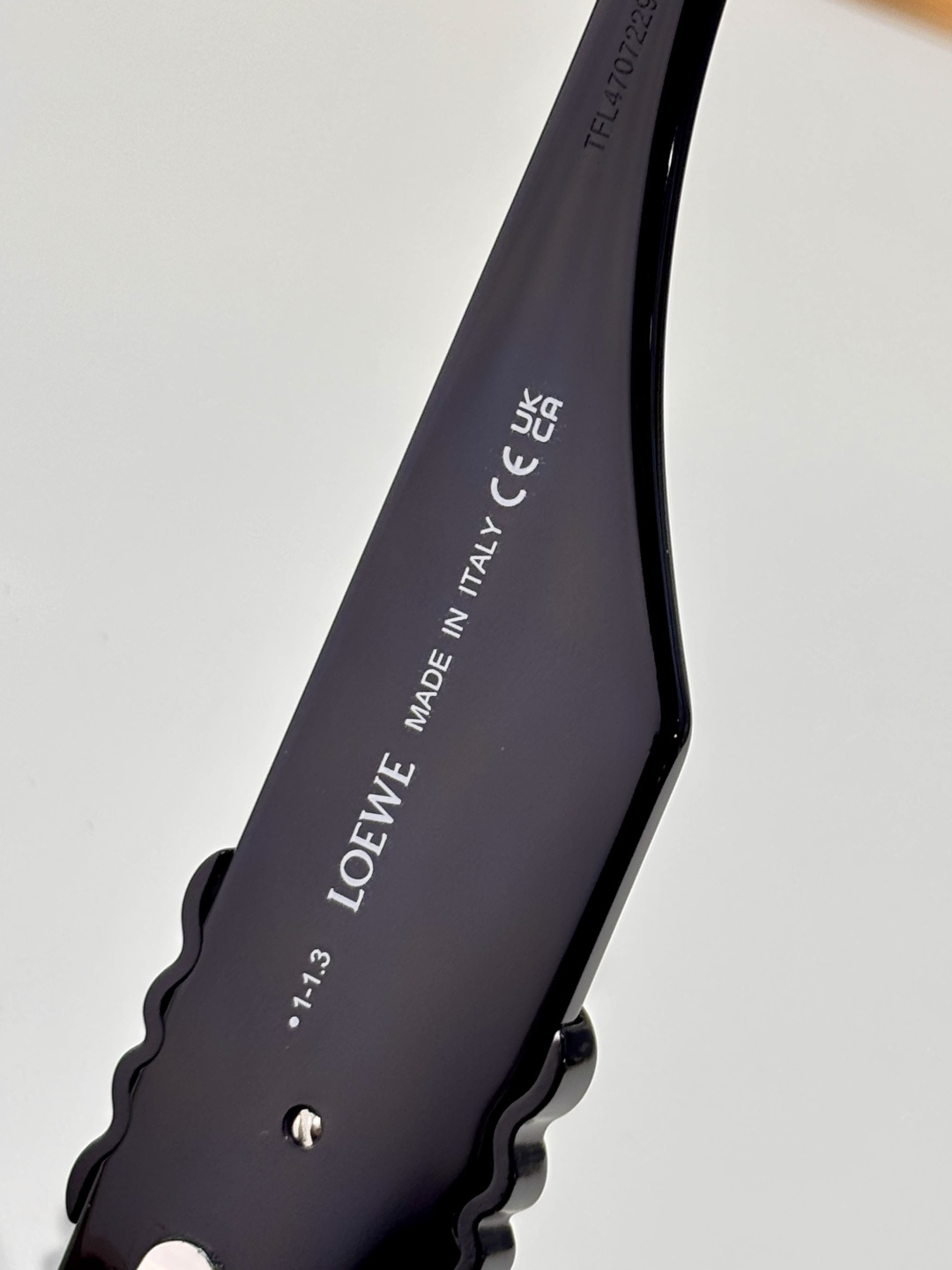 LOEW*现代而迷人的太阳镜配有闪亮大金属LOGO不规则的猫眼形状适合每种脸型凸显其特征TOQUALIT