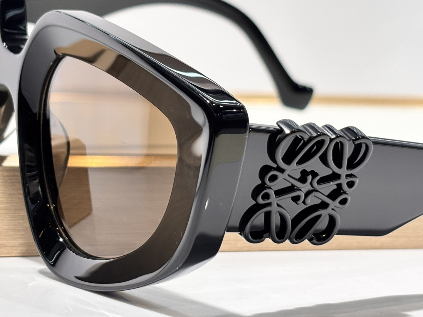 LOEW*现代而迷人的太阳镜配有闪亮大金属LOGO不规则的猫眼形状适合每种脸型凸显其特征TOQUALIT