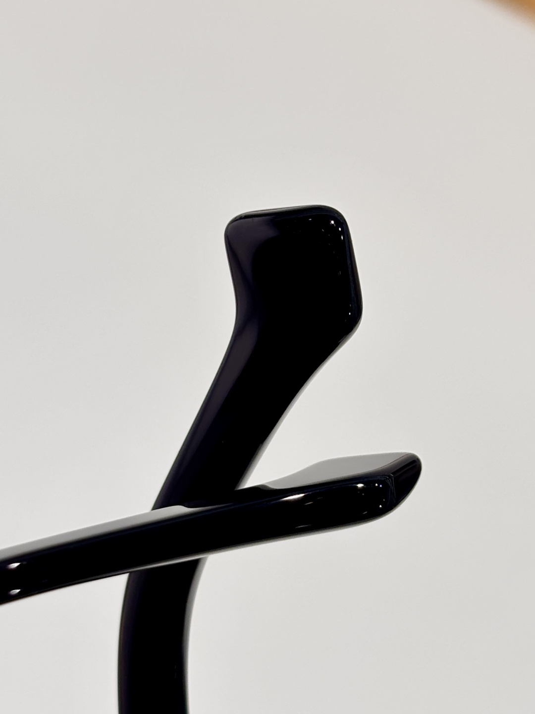 LOEW*现代而迷人的太阳镜配有闪亮大金属LOGO不规则的猫眼形状适合每种脸型凸显其特征TOQUALIT