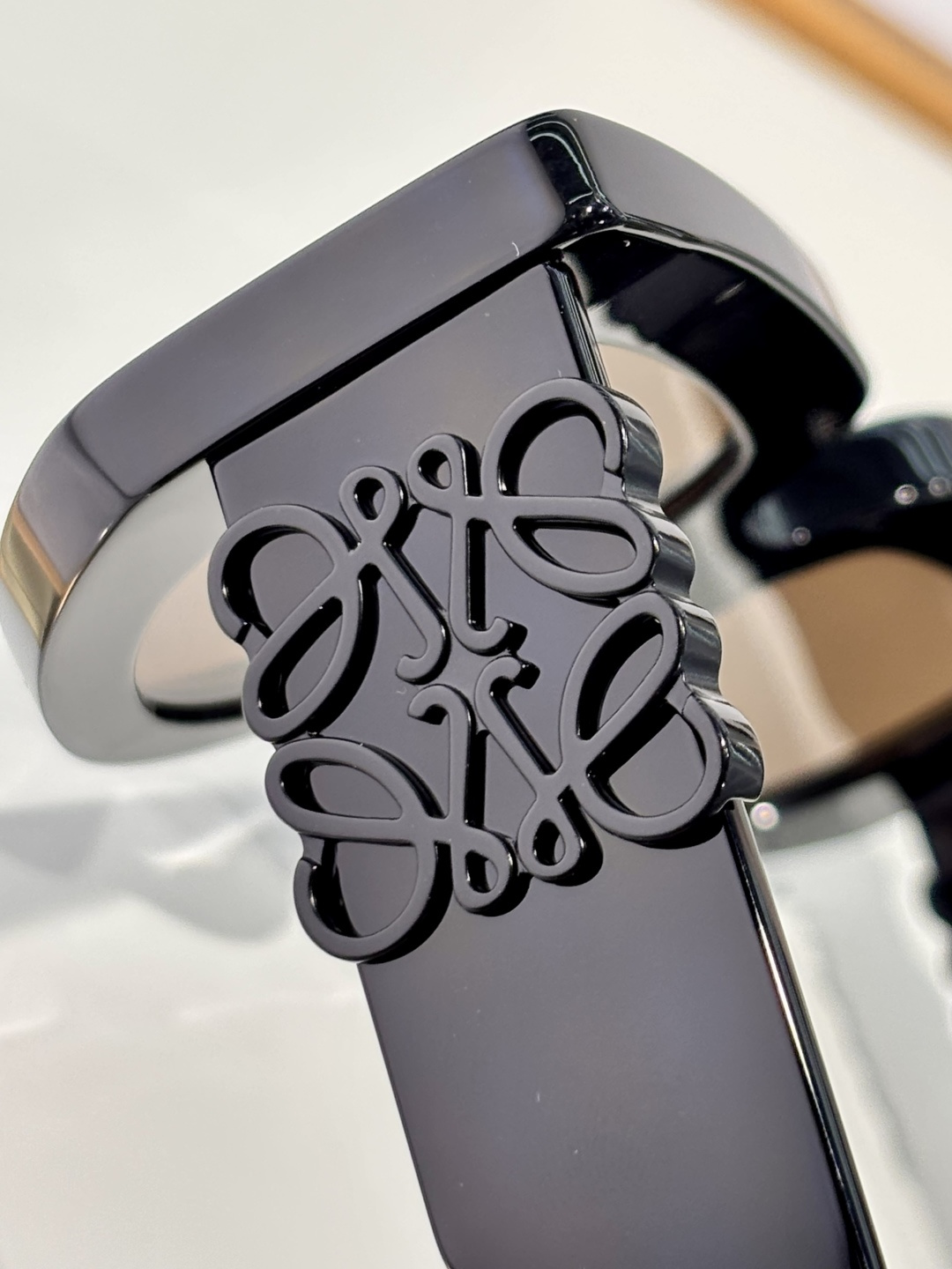 LOEW*现代而迷人的太阳镜配有闪亮大金属LOGO不规则的猫眼形状适合每种脸型凸显其特征TOQUALIT