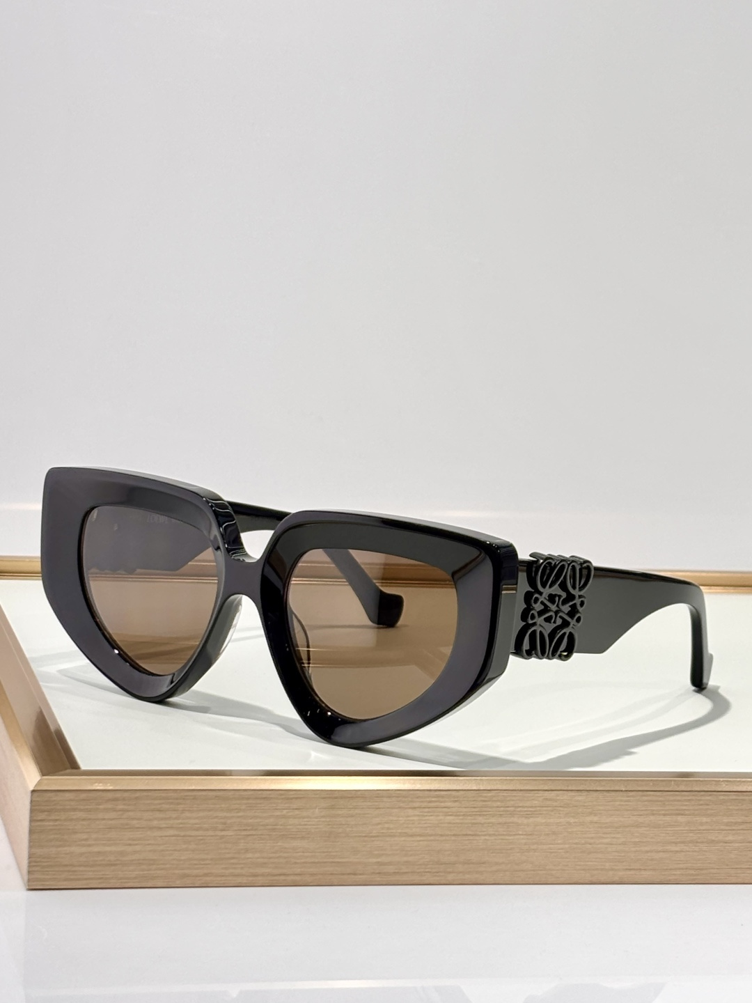 LOEW*现代而迷人的太阳镜配有闪亮大金属LOGO不规则的猫眼形状适合每种脸型凸显其特征TOQUALIT