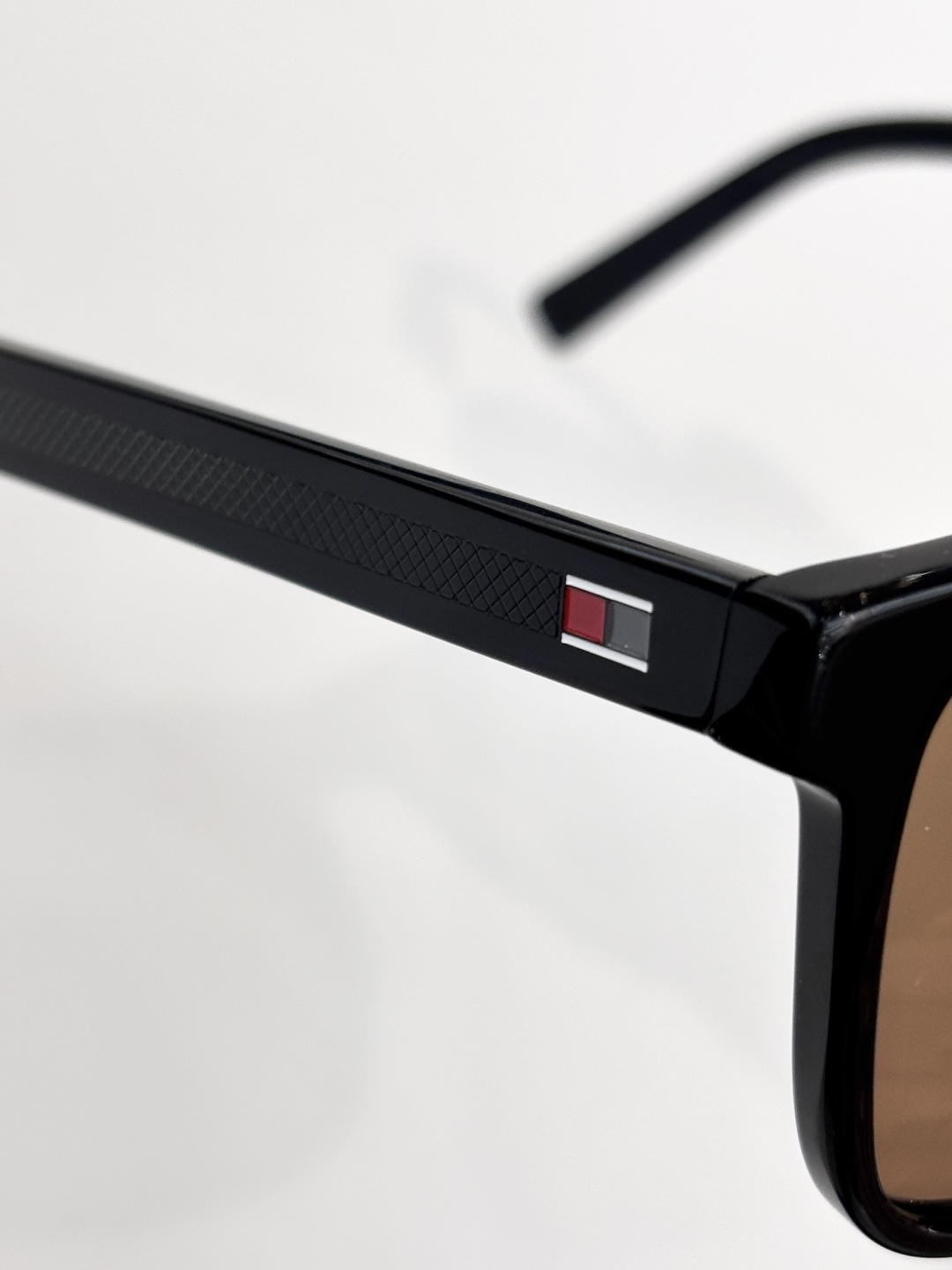 TOMMY HILFIGE*MOD：TH 2203/SSize：55口16-145。