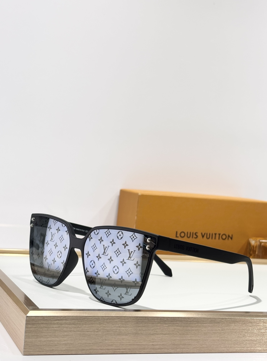 LOUIS VUITTO*MODEL：Z2975WSIZE：63口17-145