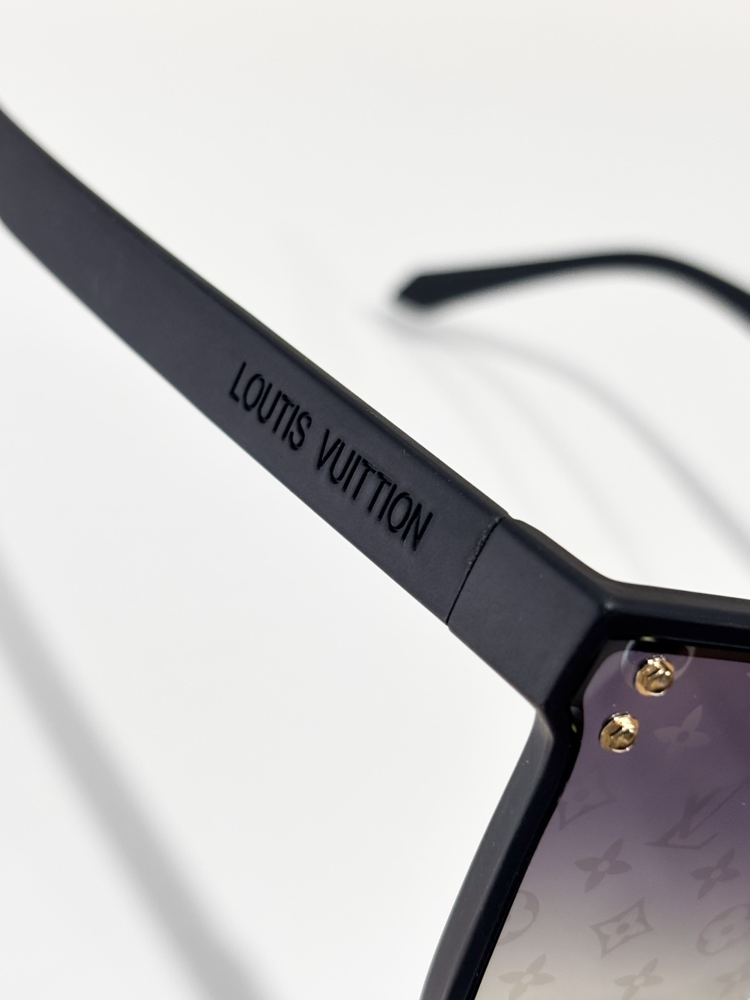 LOUIS VUITTO*MODEL：Z2975WSIZE：63口17-145